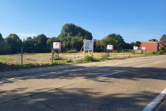 Verkaveling Neeroeteren met woningen en bouwgronden